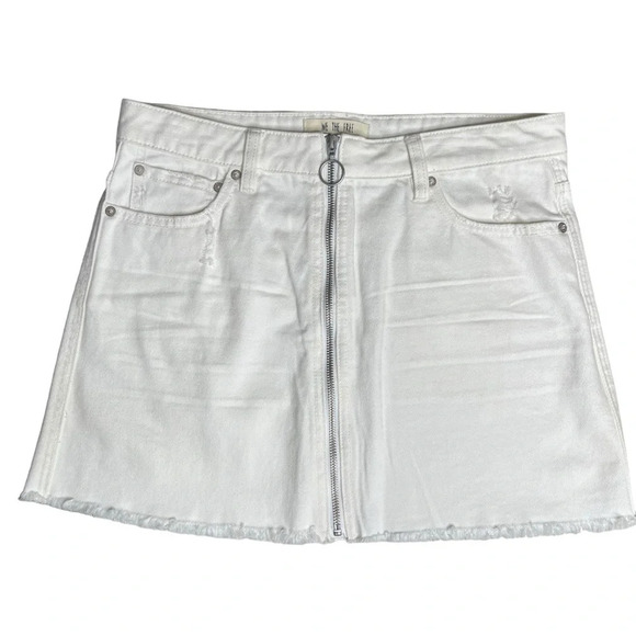 We the Free Zip It Up Vintage White Distressed Raw Hem Jean Mini Skirt Size 29 - Picture 5 of 13